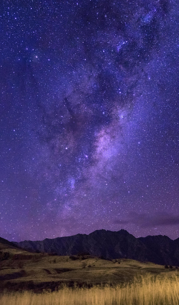 Млечный путь в звездном небе над горами