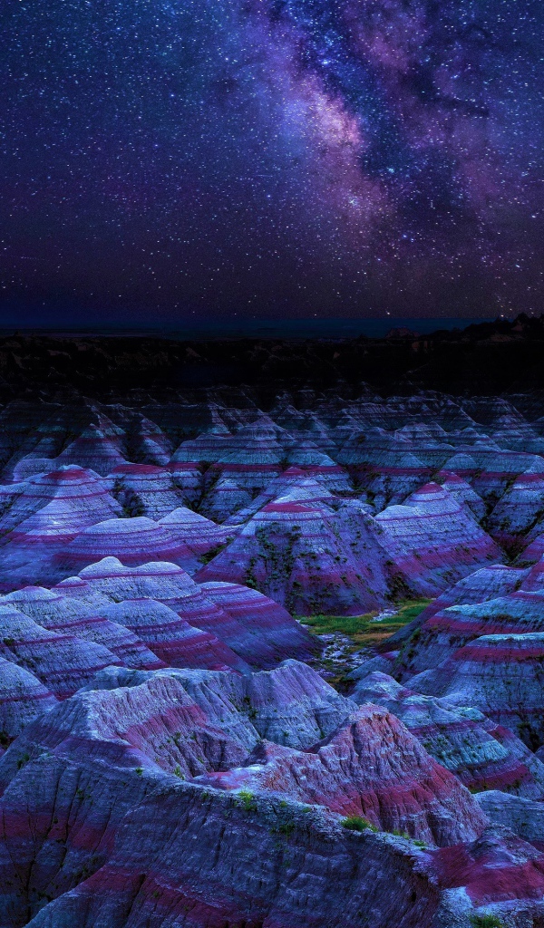 Млечный путь над скалами в национальном парке Бэдлендс, США