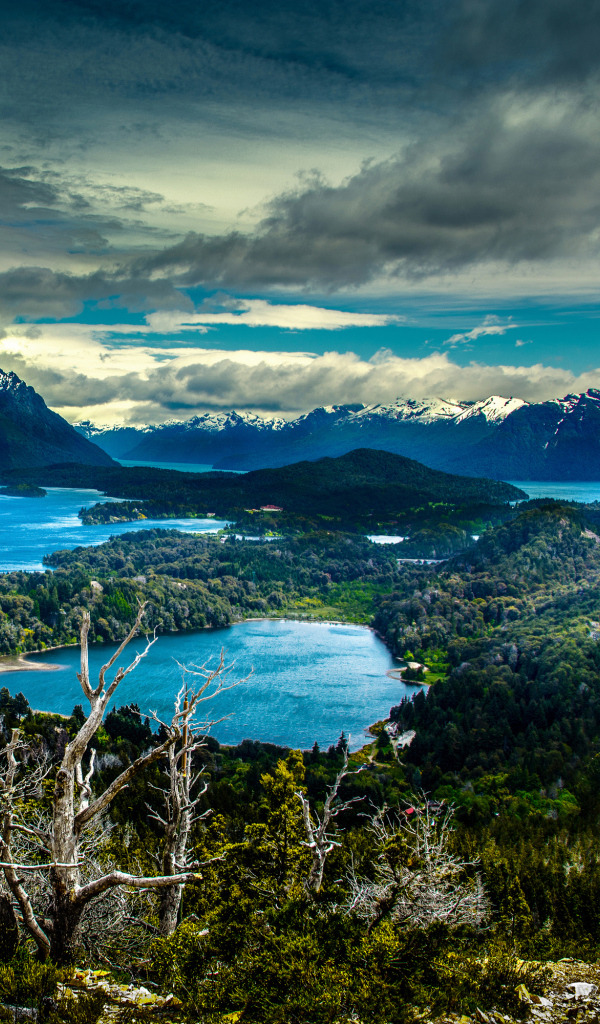 Горы под красивыми облаками в национальном парке, Аргентина