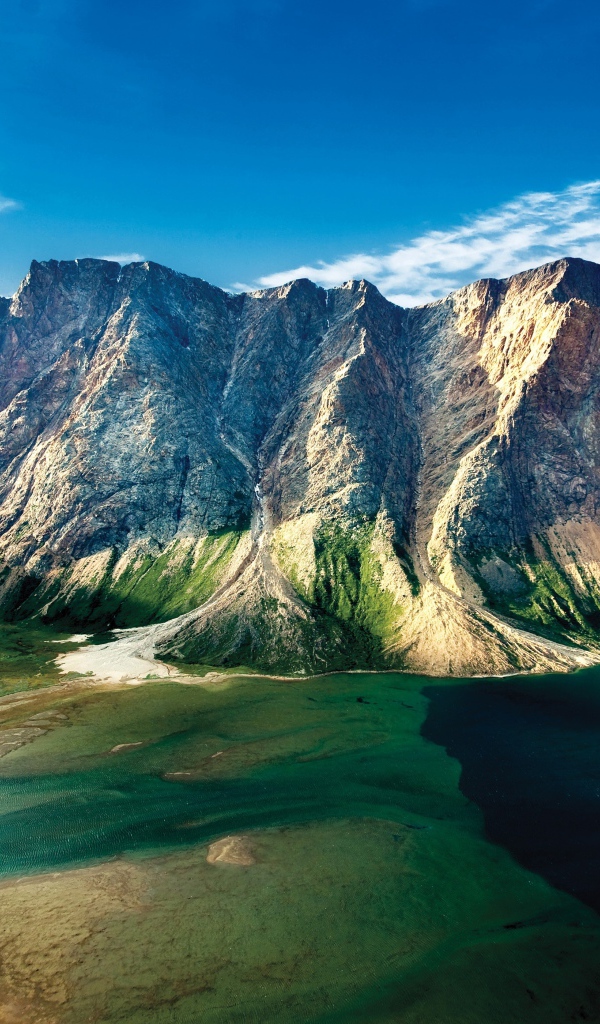 Горы с озером под голубым небом