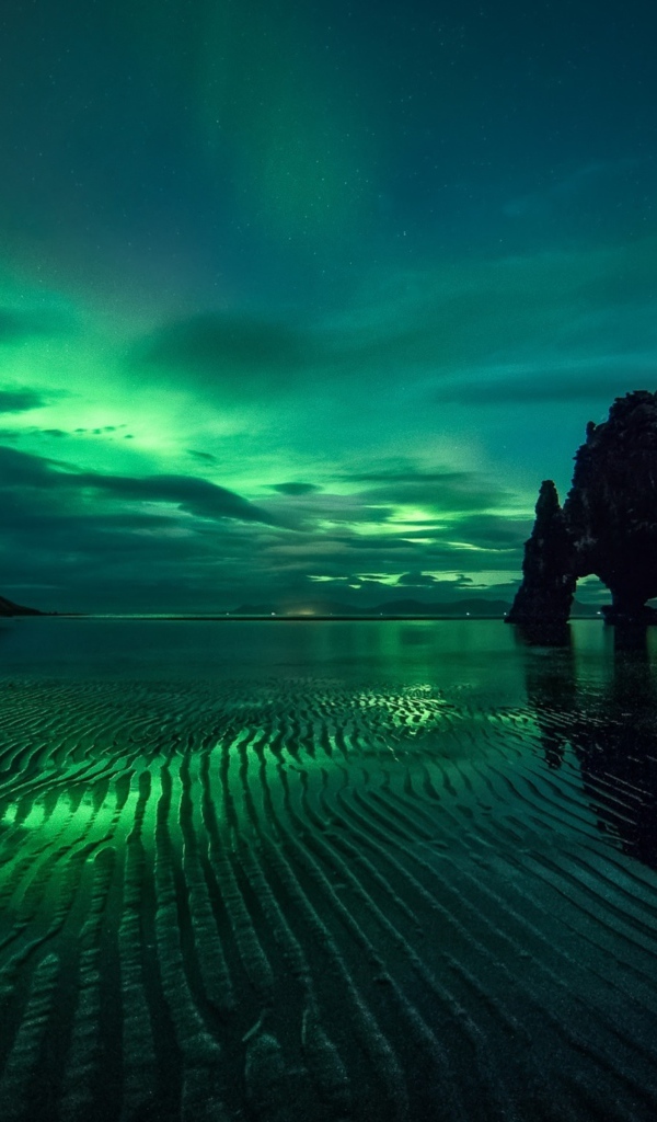 Северное сияние в небе над заливом