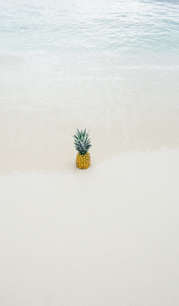 Ананас в волнах прибоя