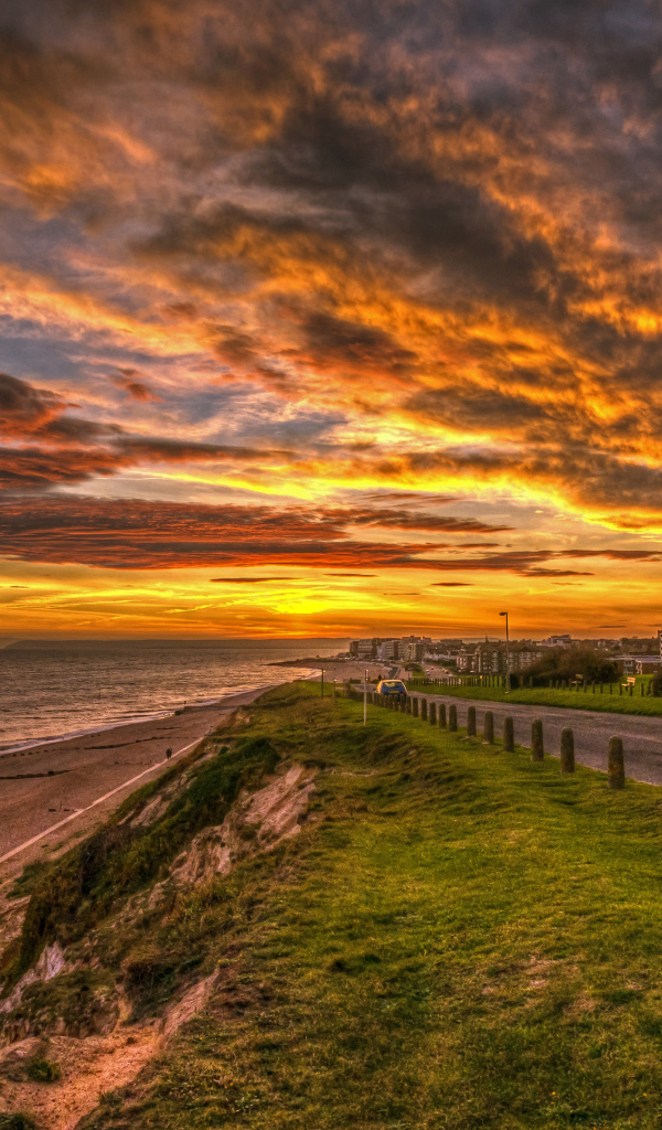 Набережная на закате солнца под красивым небом 