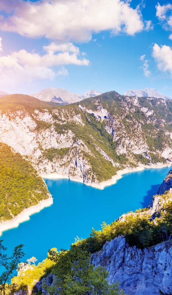 Река в горах под красивым солнечным небом