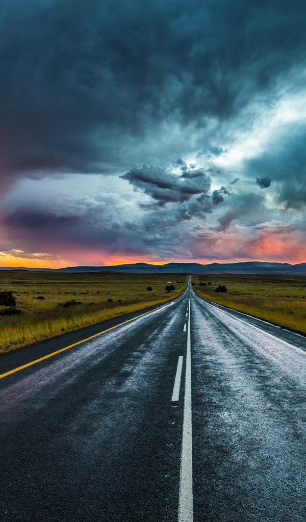 Дорога под красивым пасмурным небом