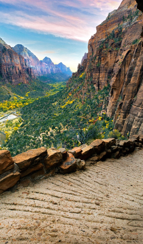 Скальное образованиеЭнджелс Лендинг,  Юта. США