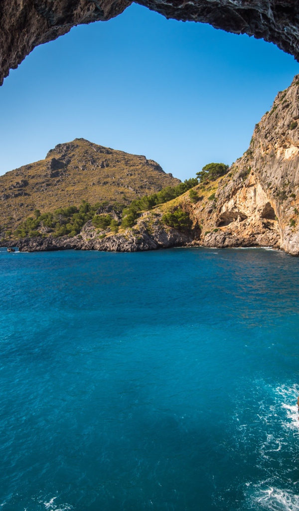 Скалы в морском заливе под голубым небом