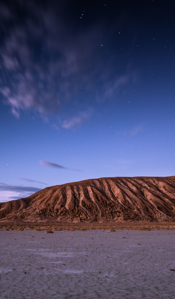 Скалы под красивым голубым небом вечером