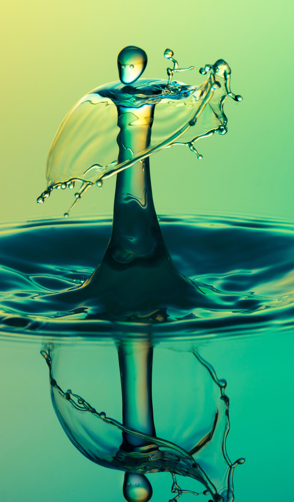 Брызги капли на воде