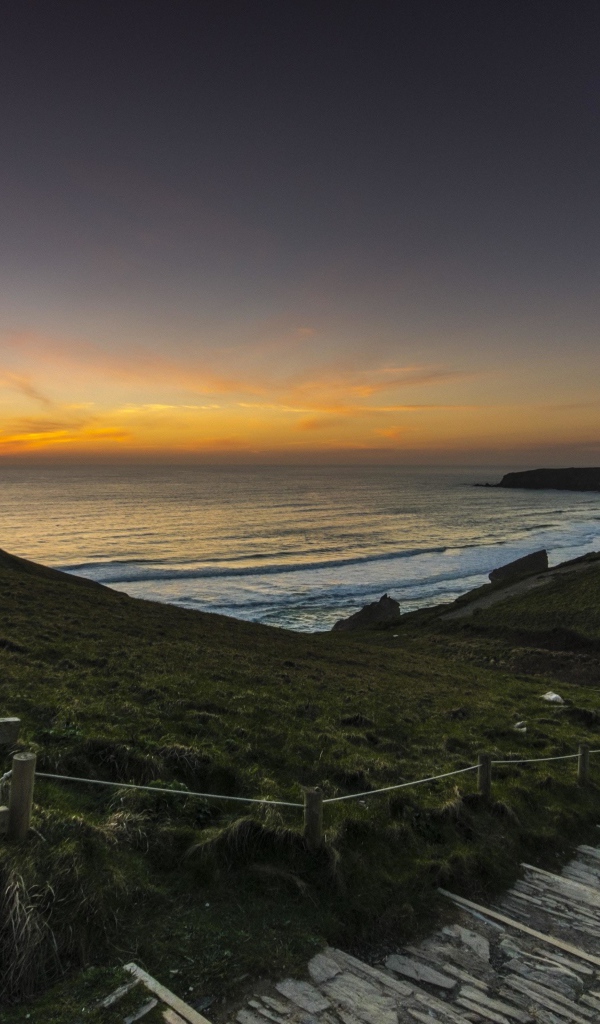 Каменные ступеньки к морю на закате