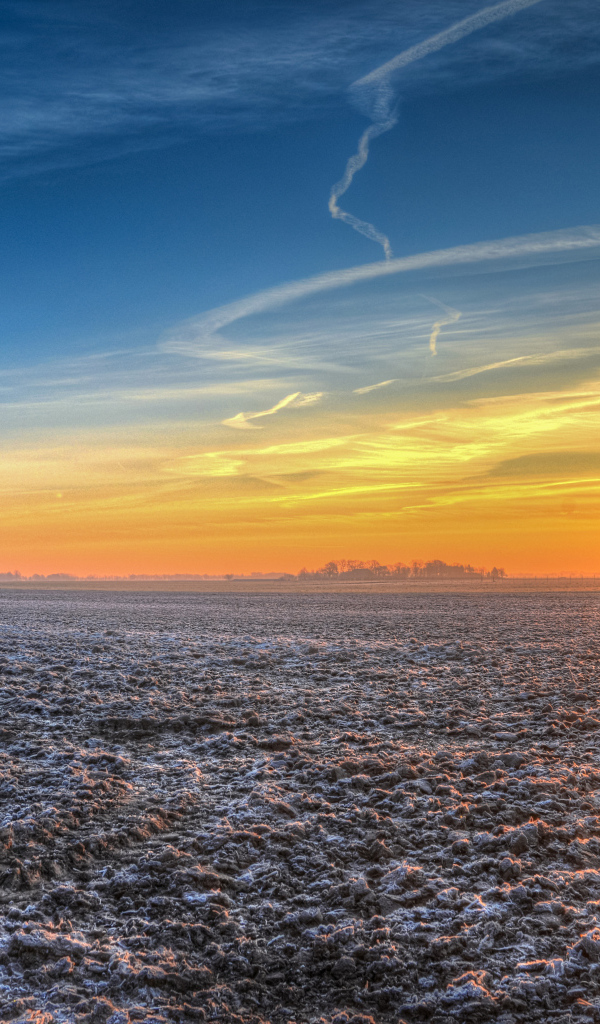 Восход солнца над покрытым инеем полем