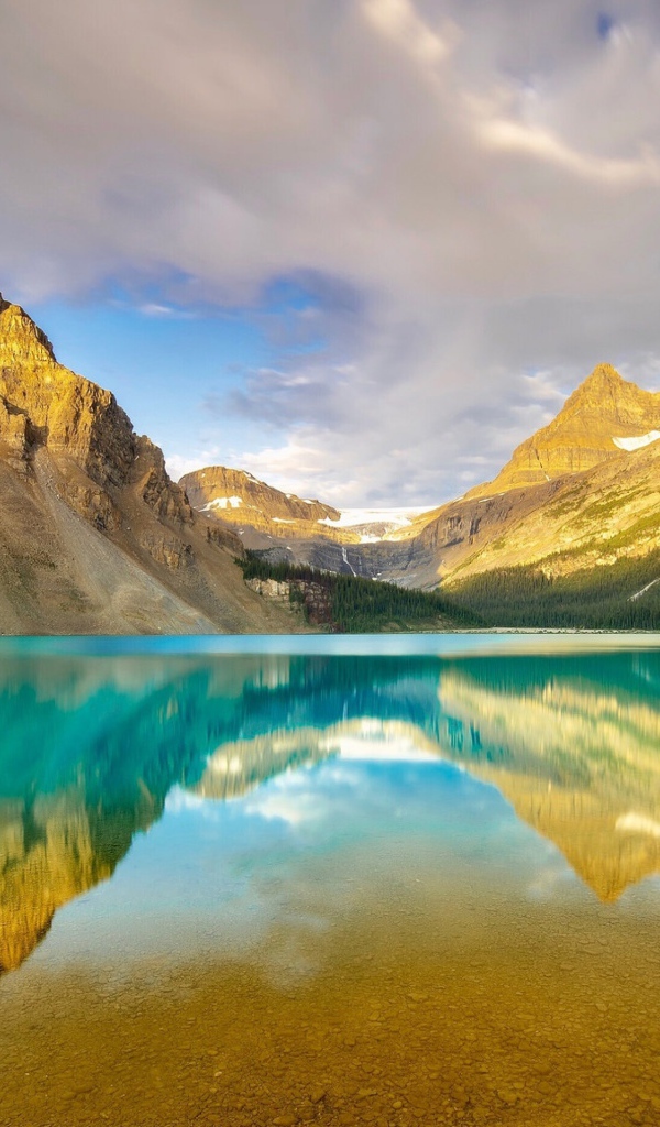 Горы отражаются в чистой воде озера