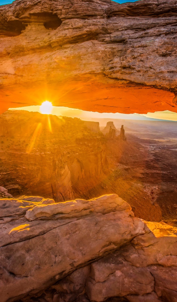 Солнце пробивается сквозь каменные скалы каньона