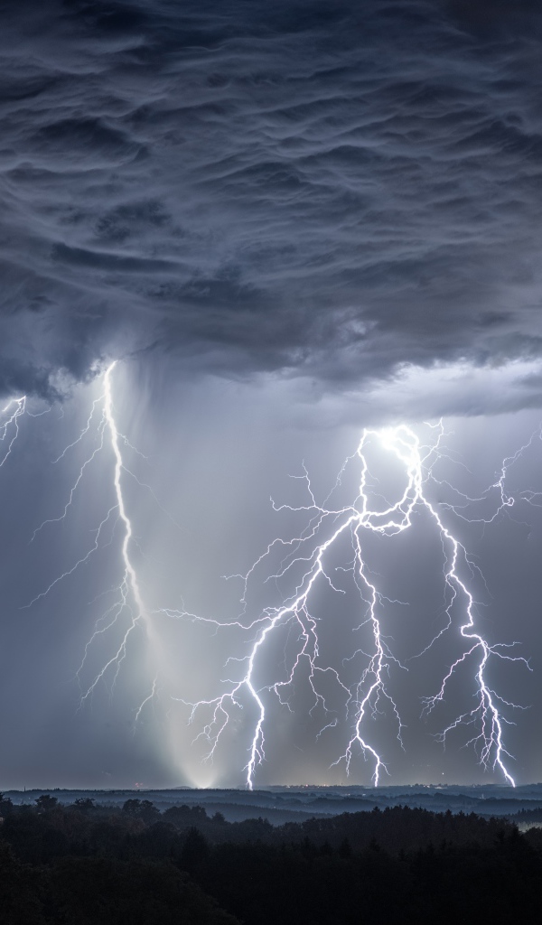 Грозовое небо с молнией над городом