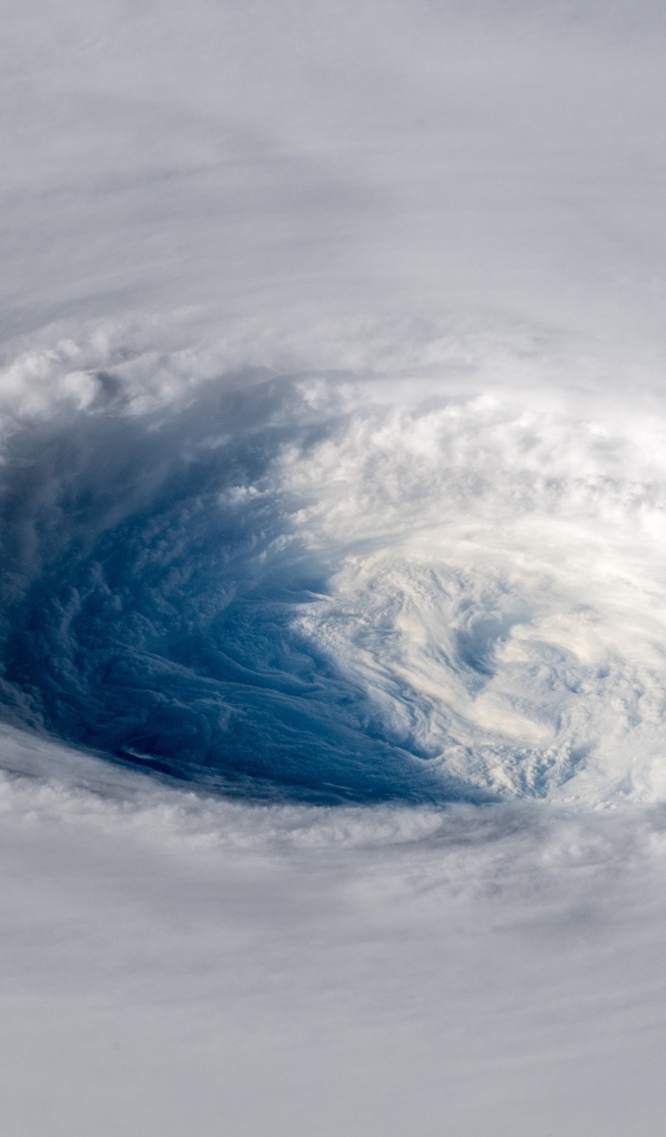 Тропический циклон тайфун в небе