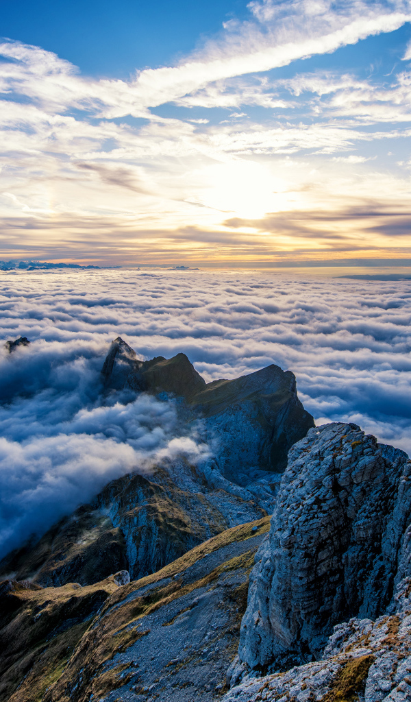 Белые облака в горах под красивым небом