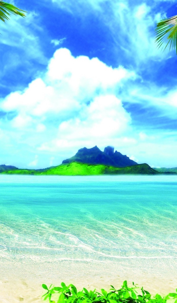 Красивый тропический пляж под голубым небом с белыми облаками