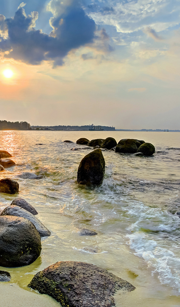 Большие камни на берегу океана на рассвете 