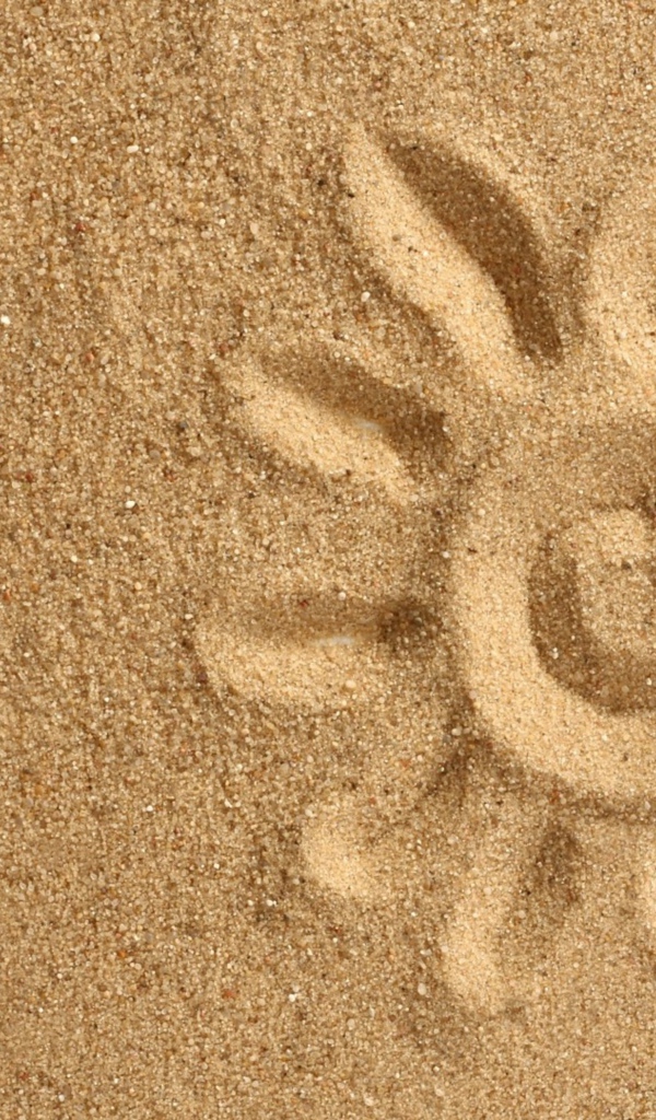 Солнце нарисованное на желтом песке