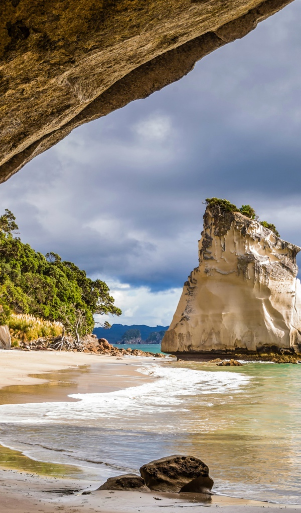 Вид на скалы на пляже у океана,  Новая Зеландия