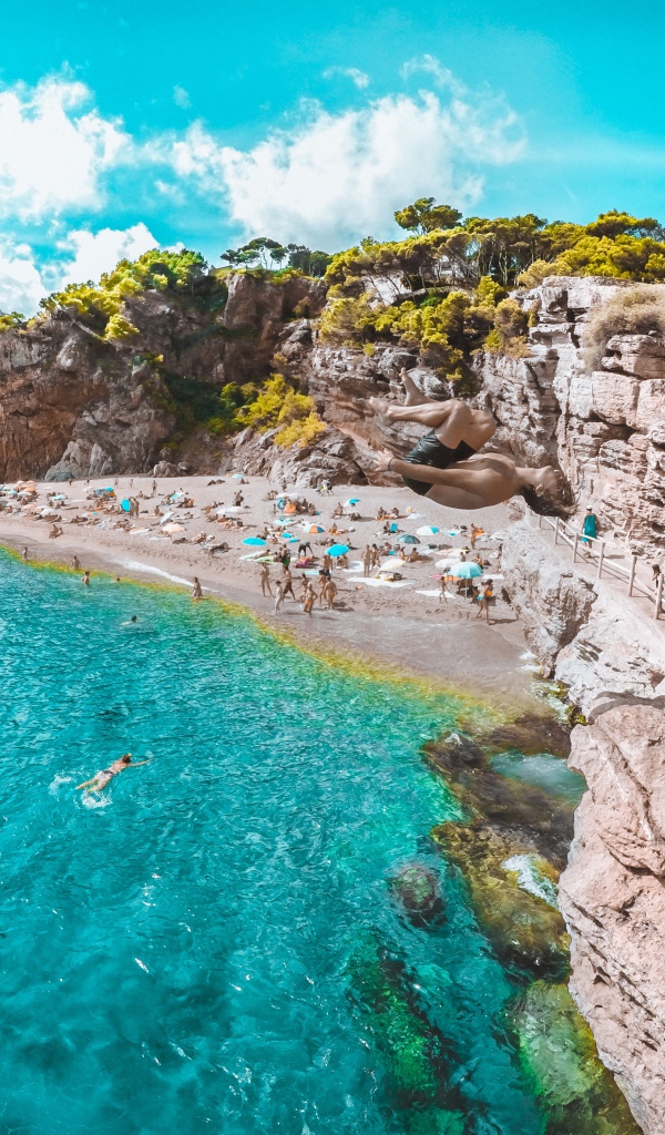 Дикий пляж на побережье Испании