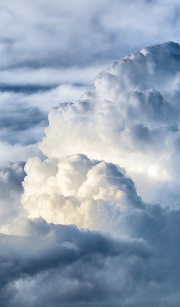 Красивые большие белые облака в небе