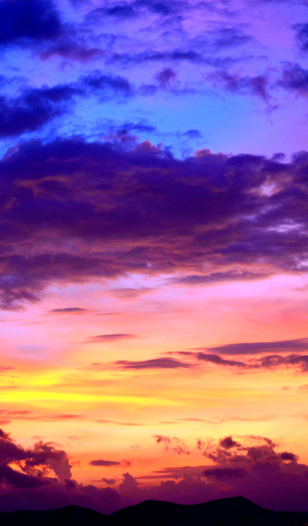 Красивое фиолетовое небо с облаками