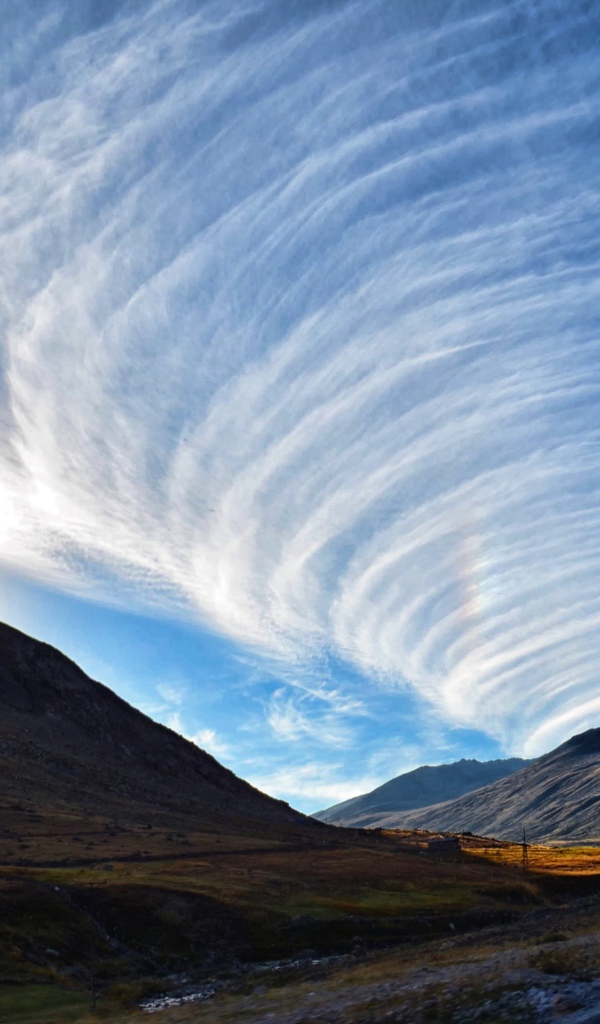 Красивые белые облака в небе над горами