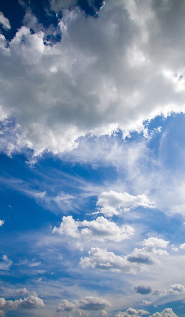 Голубое небо с красивыми белыми облаками