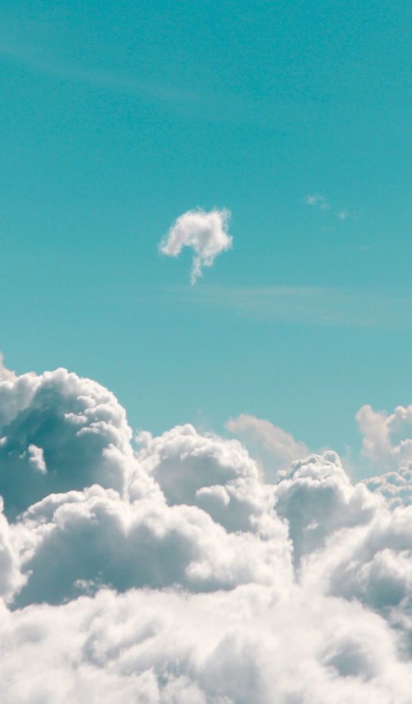 Пушистые белые облака в голубом небе