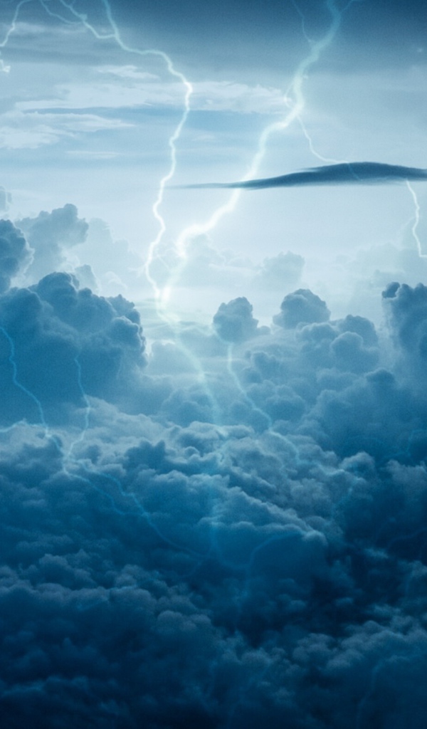 Молнии в облаках во время шторма