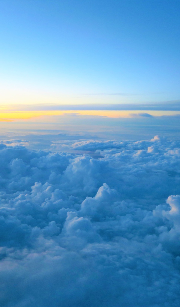 Низкие белые облака в голубом небе 