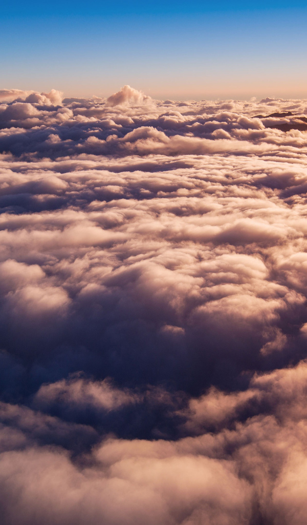 Густые белые облака в лучах солнца