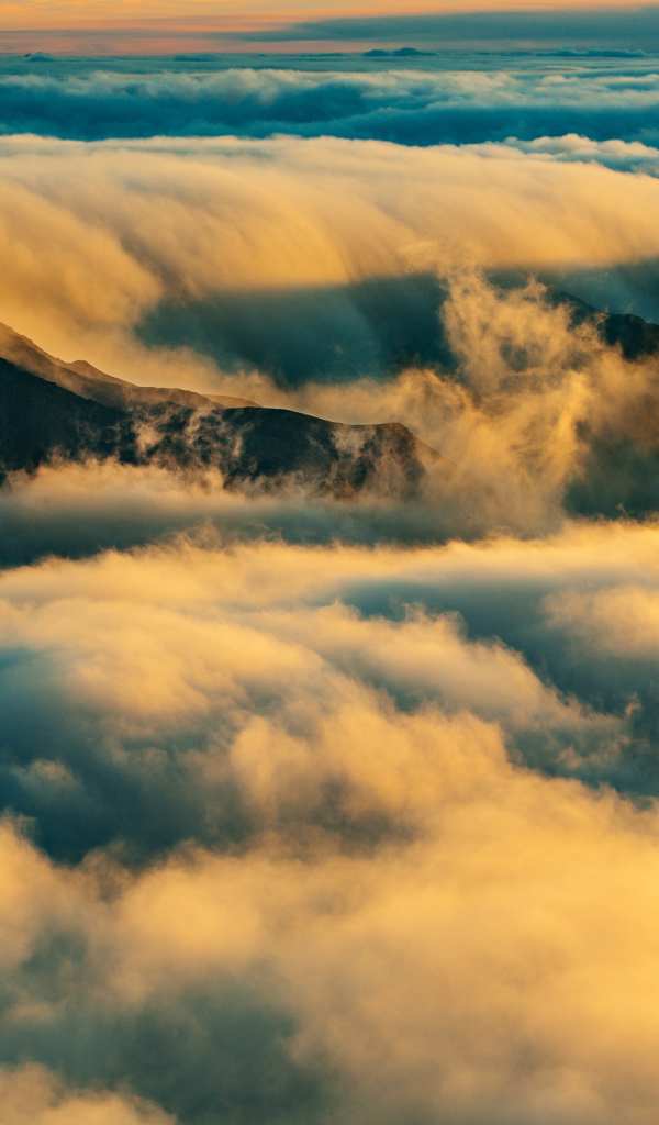 Белые облака высоко в горах 