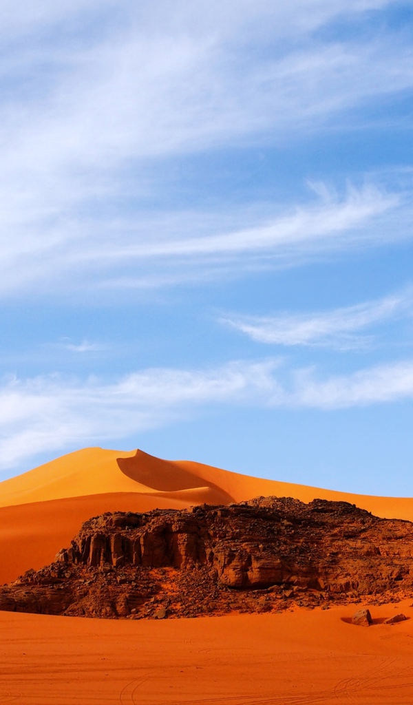 Оранжевая горячая пустыня Сахара под голубым небом
