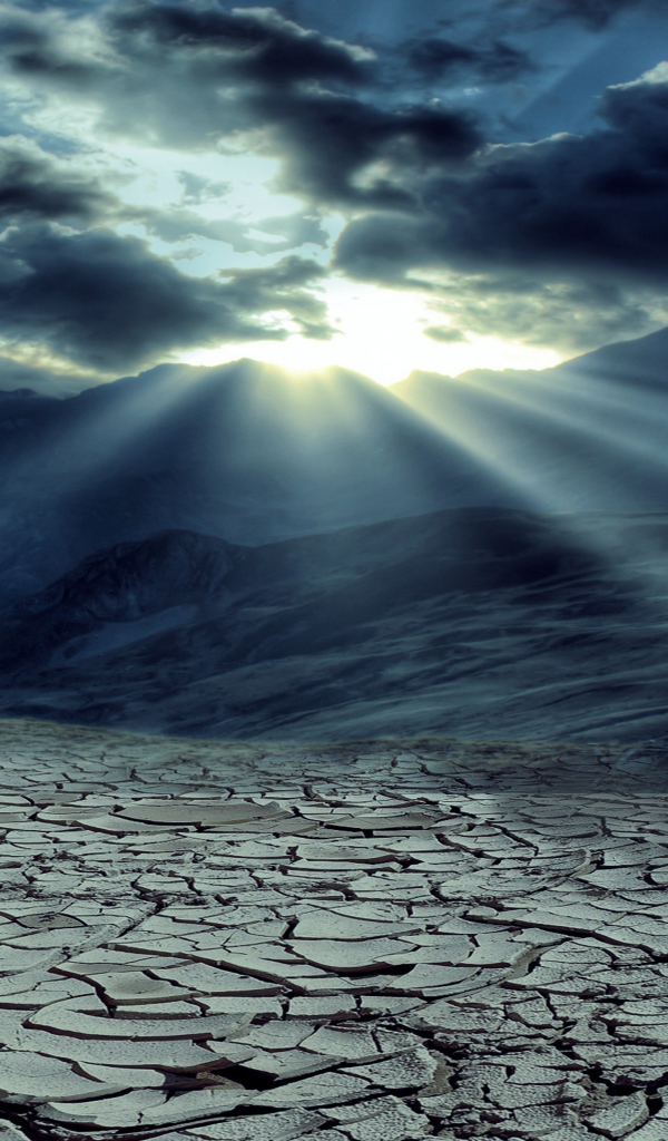 Солнце пробивается сквозь облака над пустыней