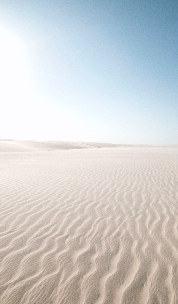 Белый песок в пустыне на фоне голубого неба