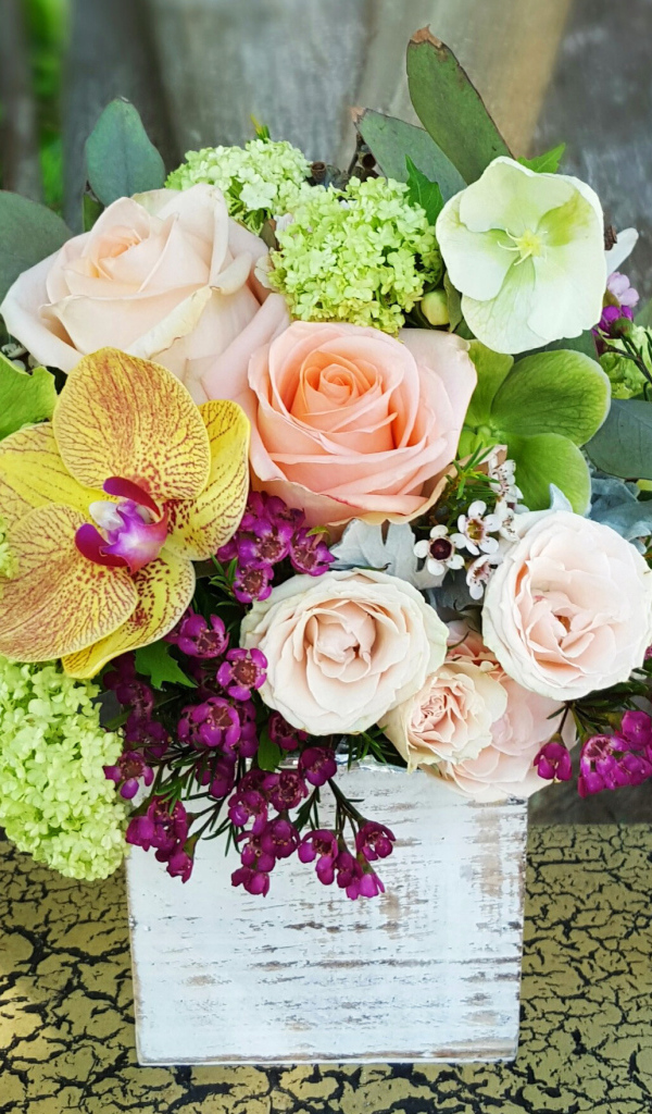 Красивый букет на столе в вазе 