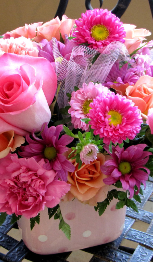 Красивый букет стоит на железном стуле