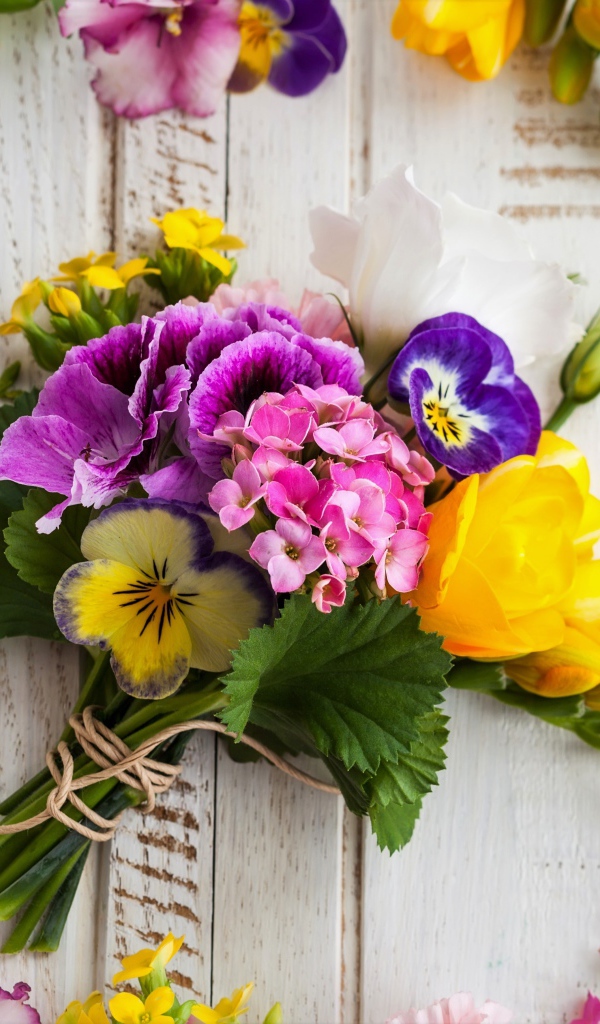 Красивый нежный букет цветов на столе