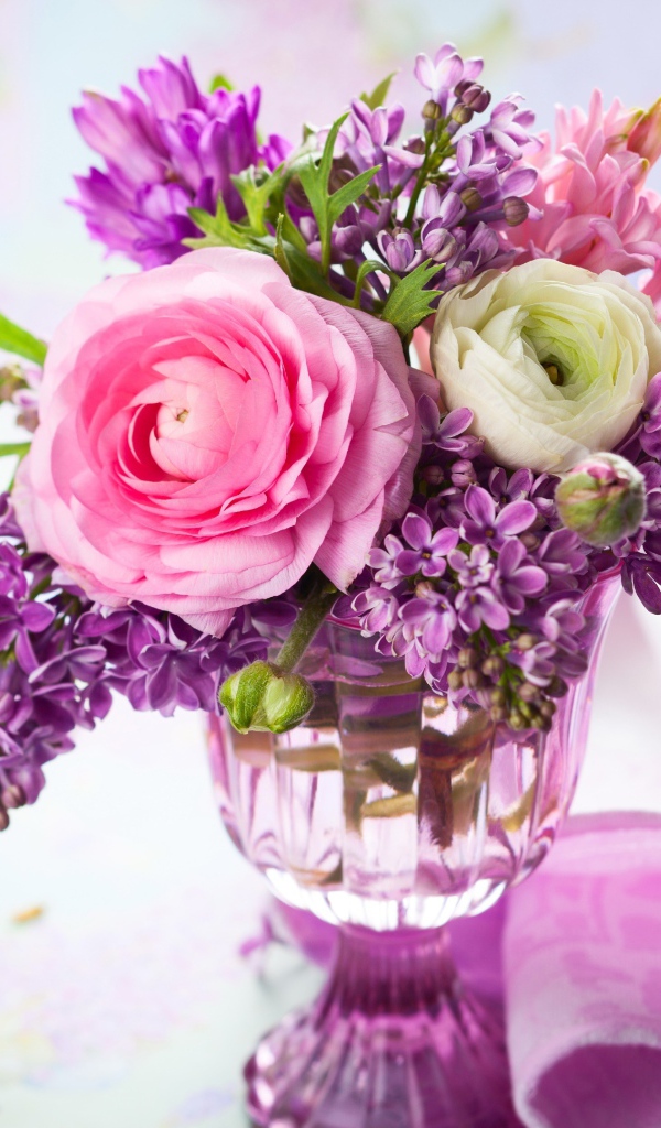 Букет сирени с цветками лютика и гиацинта