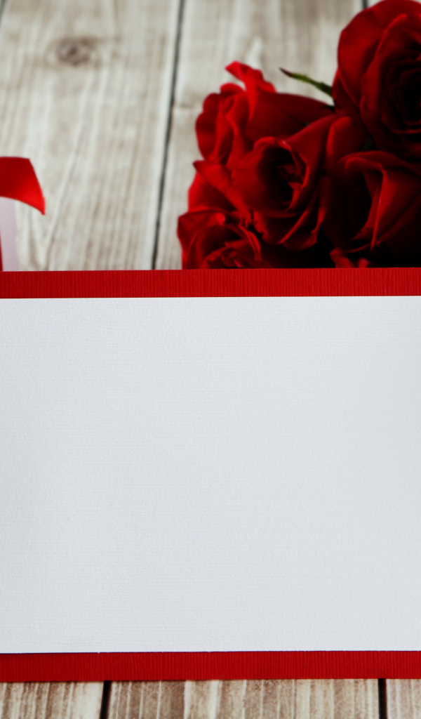 Букет красных роз на столе с подарком и красным сердцем, шаблон поздравительной открытки