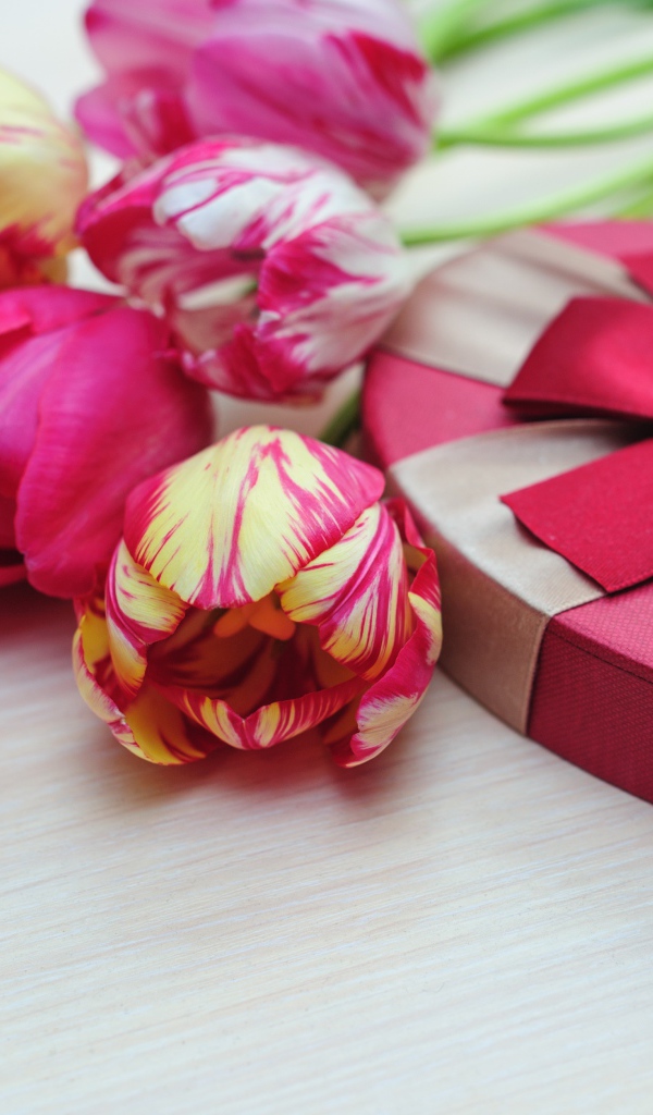 Букет тюльпанов и коробка конфет в подарок