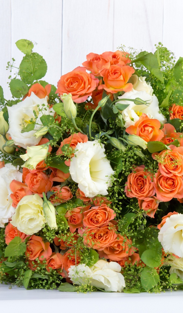 Большой красивый праздничный букет оранжевых роз и цветов эустомы
