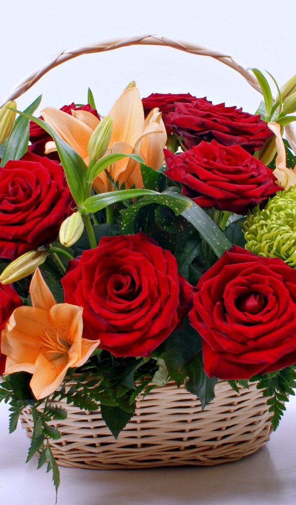 Корзина с цветами красной розы и лилии