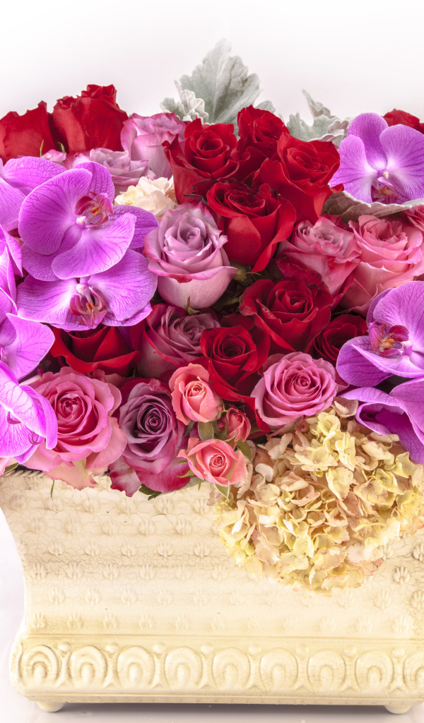 Корзина с цветами гортензии, розы и орхидеи на белом фоне