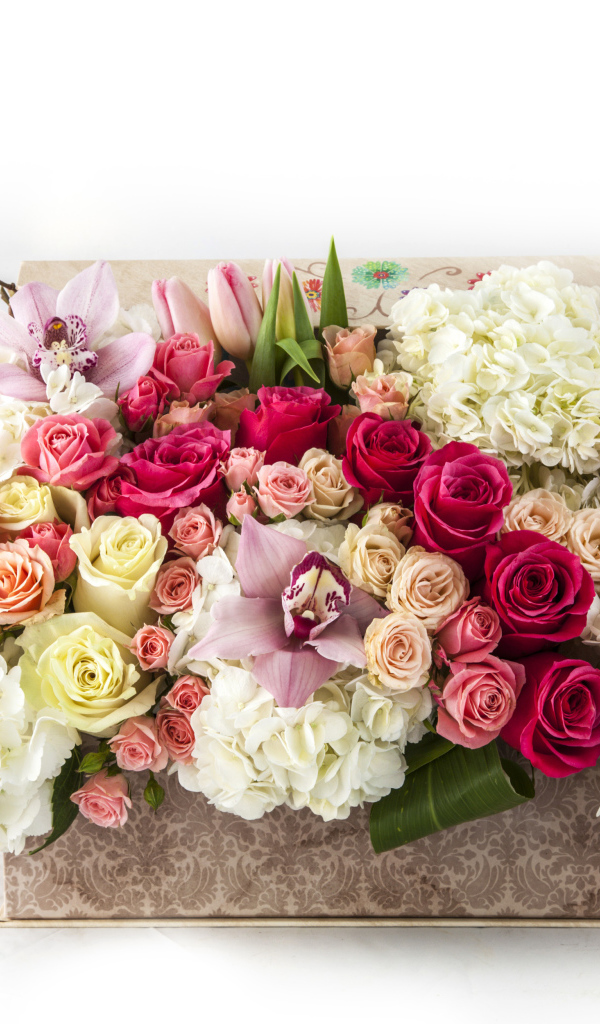 Корзина с цветами орхидеи, гортензии и розы и тюльпана на белом фоне