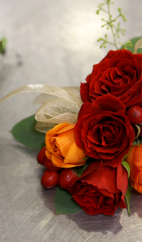 Красивый букет  и бутоньерка на столе