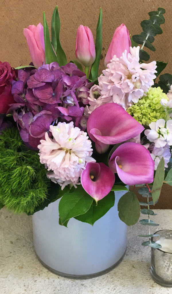 Красивый букет цветов в вазе у стены