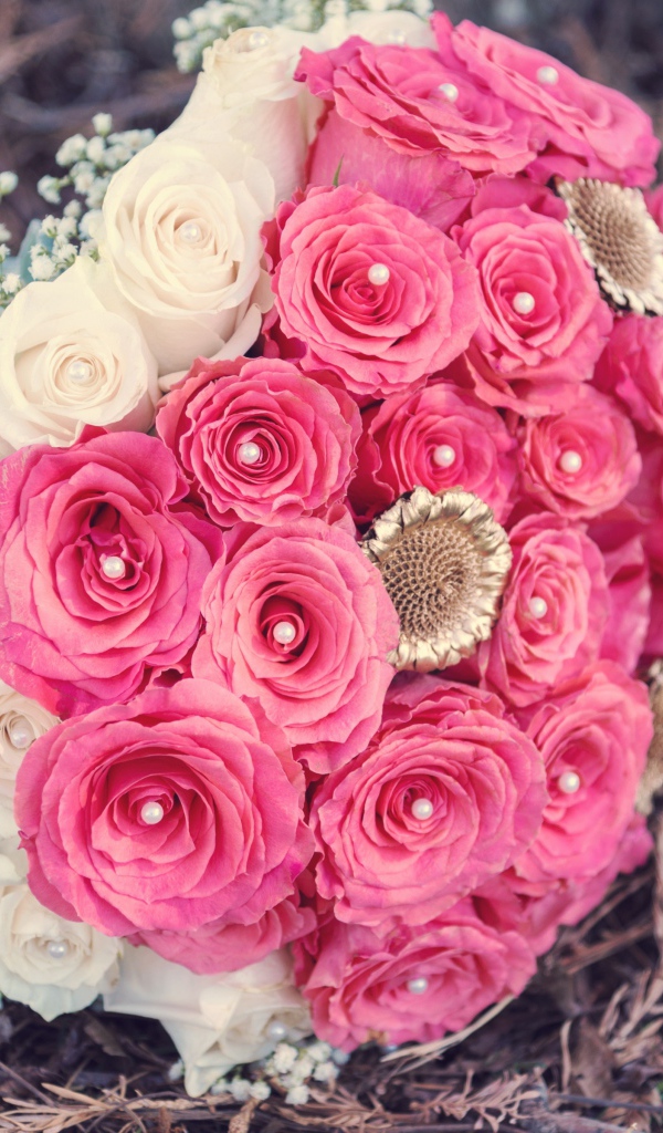 Красивый букет из розовых и белых роз с бусинами